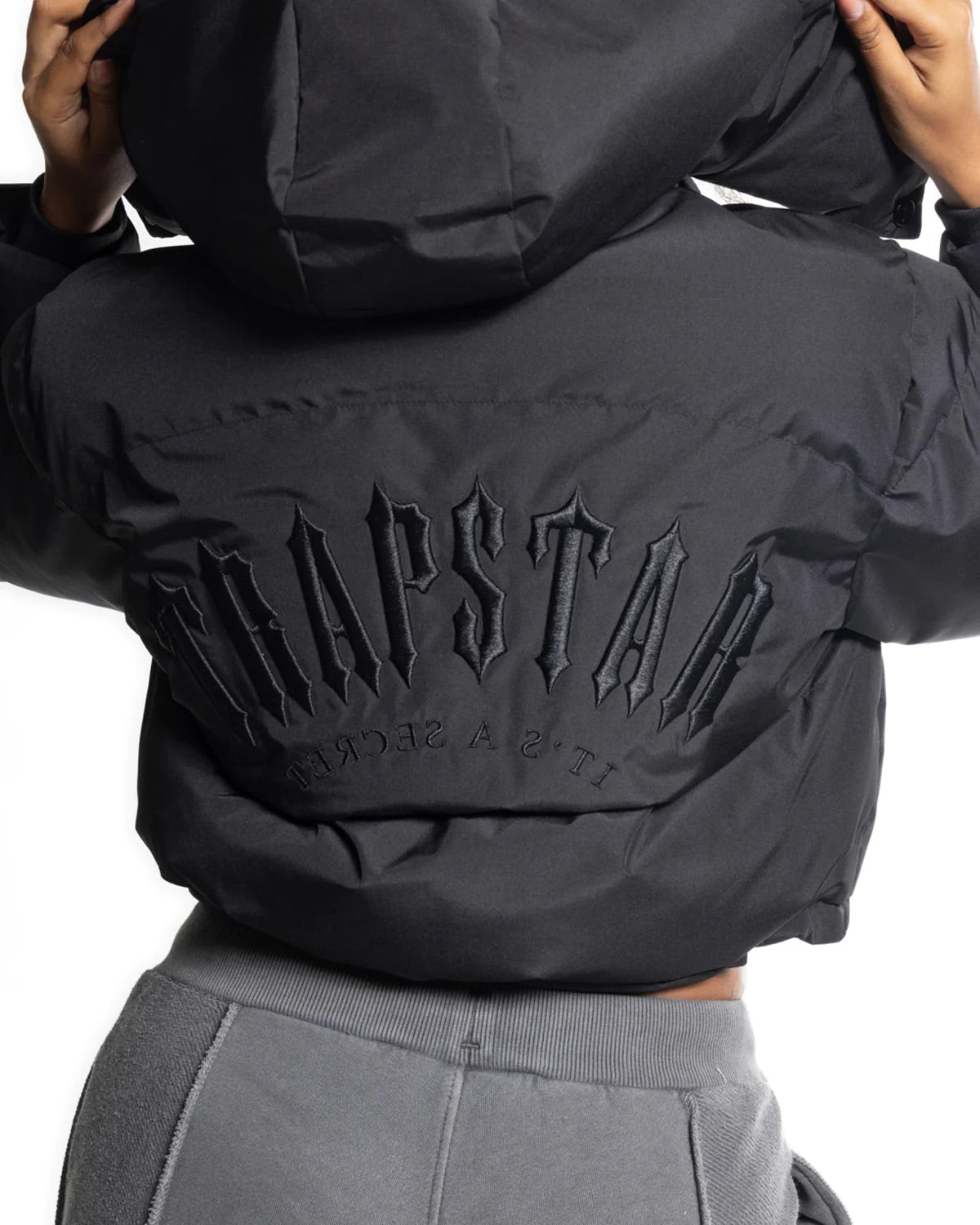 TRAPSTAR WOMEN’S ARCH AW23 HOODED PUFFER JACKET - BLACK