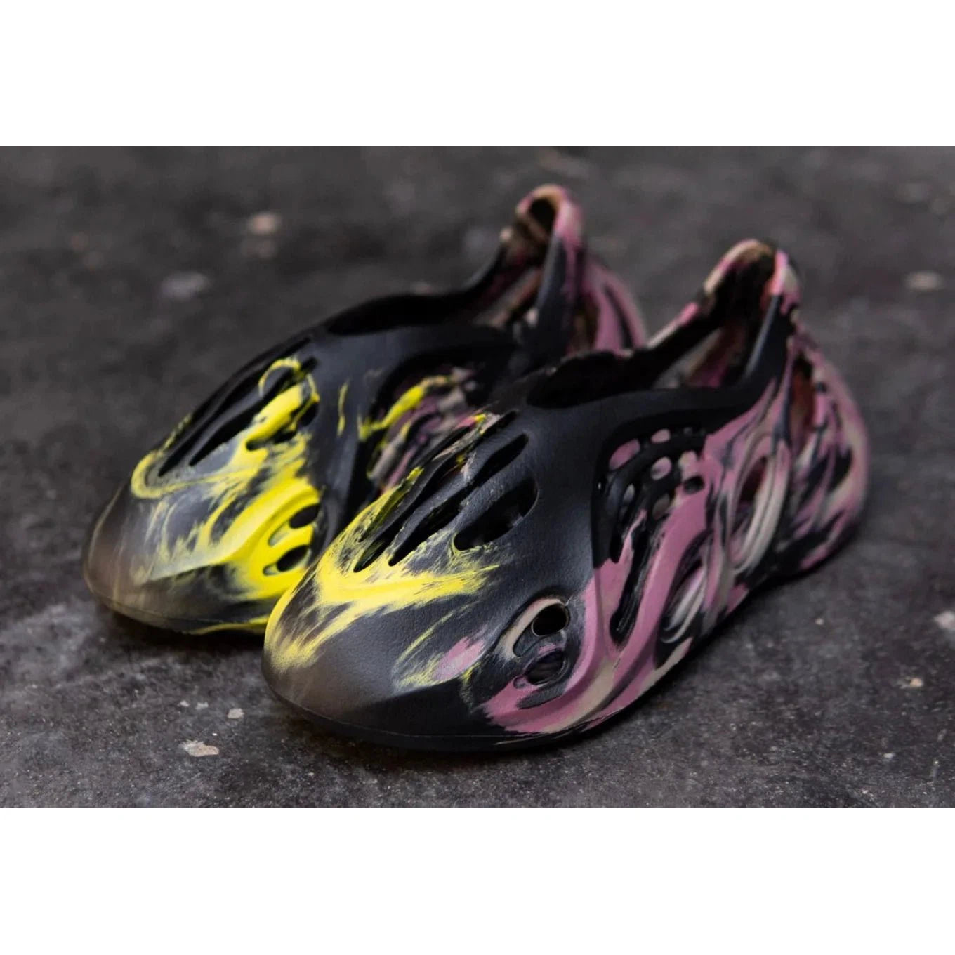 ADIDAS YEEZY FOAM RUNNER 'MX CARBON' ADIDAS YEEZY FOAM RUNNER 'MX CARBON'